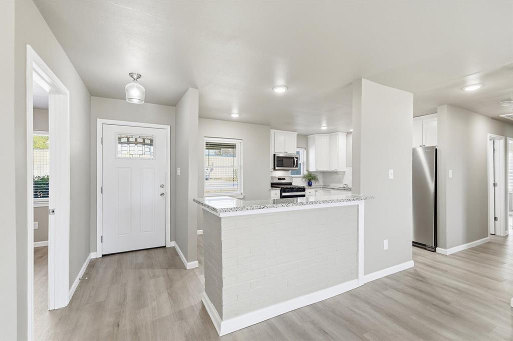 412 North Dallas Street Pilot Point, TX 76258 - Photo 5 of 32