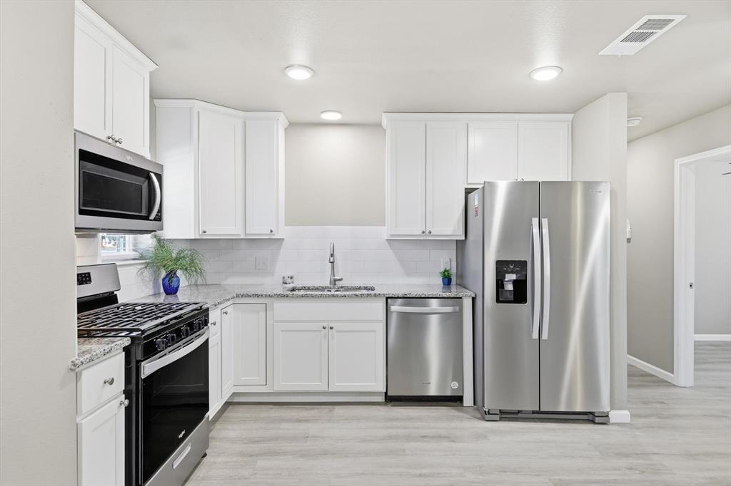 412 North Dallas Street Pilot Point, TX 76258 - Photo 7 of 32