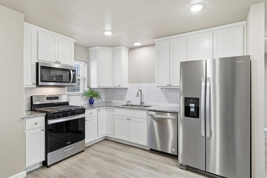 412 North Dallas Street Pilot Point, TX 76258 - Photo 8 of 32