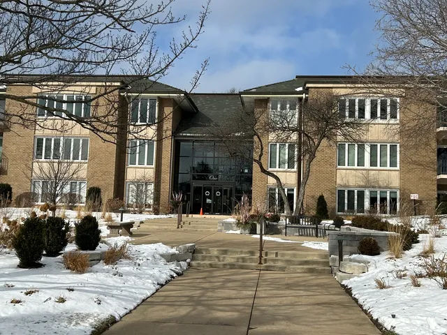 $815,000 | 1 Oak Brook Club Drive, Unit A105, Oak Brook, IL 60523