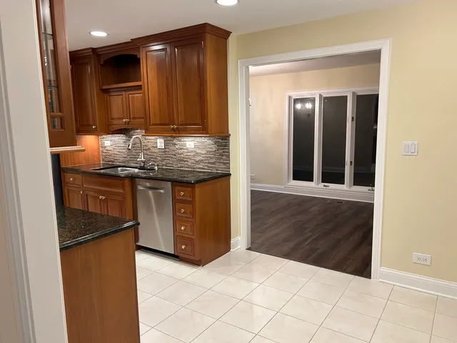 $815,000 | 1 Oak Brook Club Drive, Unit A105, Oak Brook, IL 60523