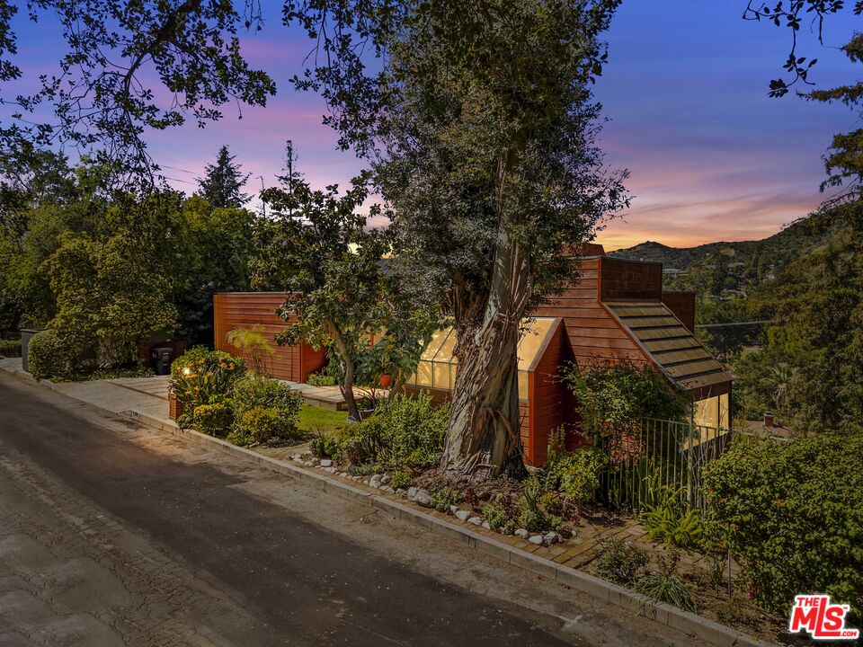 3275 Buckingham Road Glendale, CA 91206 - Photo 4 of 33
