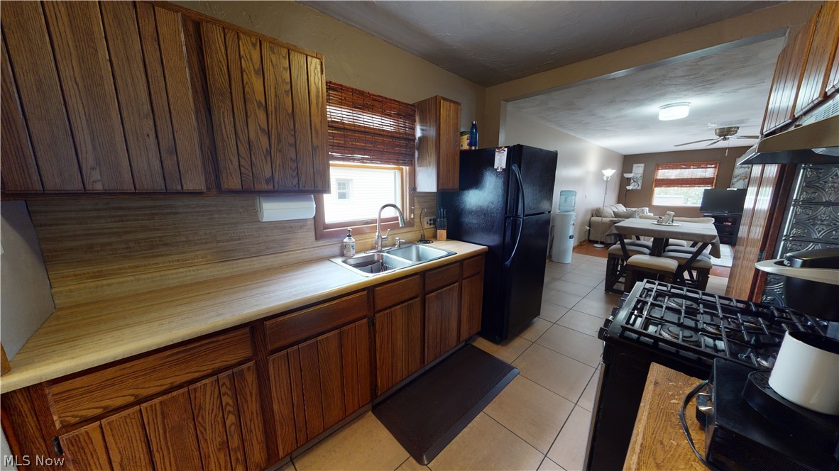 1334 Sunset Road Cleveland, OH 44124 - Photo 9 of 33 Kitchen