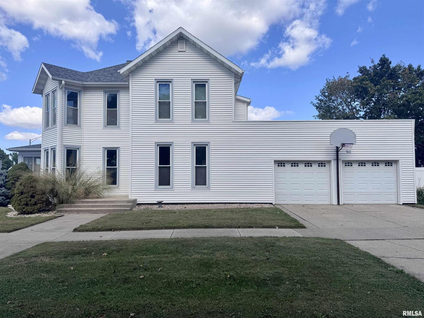 1415 4th Street Fulton, IL 61252 - Photo 3 of 58 a front view of house with yard
