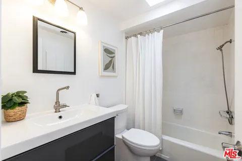 $1,250,000 | 13230 Fiji Way, Unit B, Marina del Rey, CA 90292