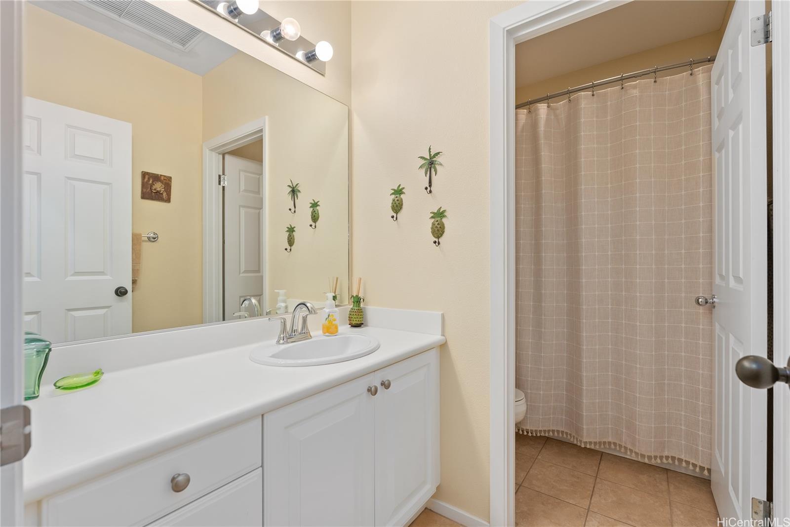 92-1096 Olani Street, Unit 132 Kapolei, HI 96707 - Photo 18 of 25 2nd Floor Full Bathroom