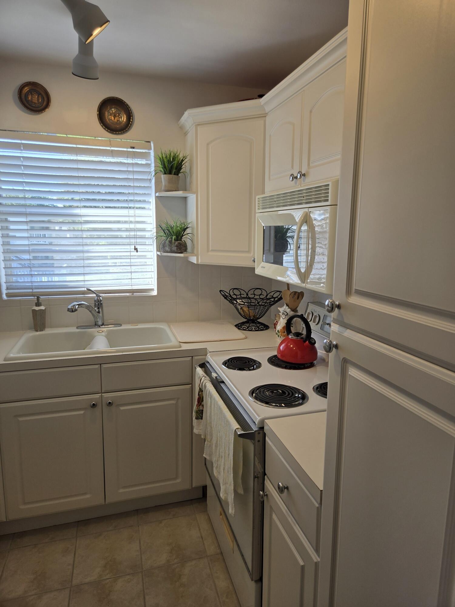 319 Windsor North West Palm Beach, FL 33417 - Photo 6 of 14 20250128_141454_resized_1