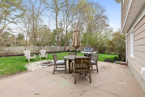 $899,000 | 7 Meadowbrook Drive, Barrington, RI 02806