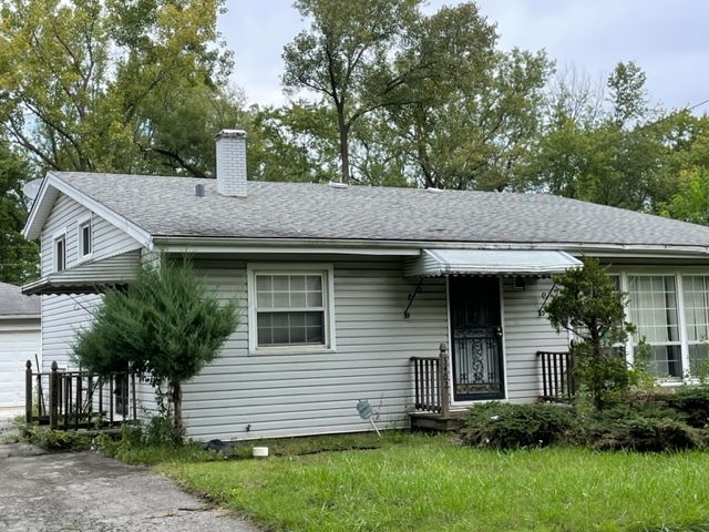 a view of front of house with a yard
