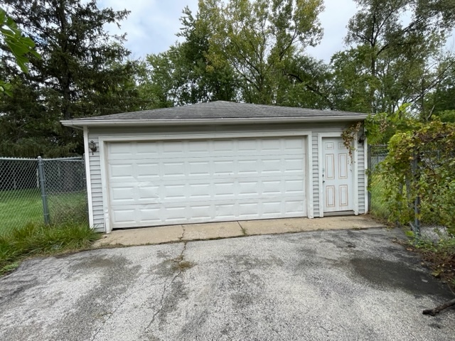 3402 Roesner Drive Markham, IL 60428 - Photo 2 of 5 a wooden house with a outdoor space