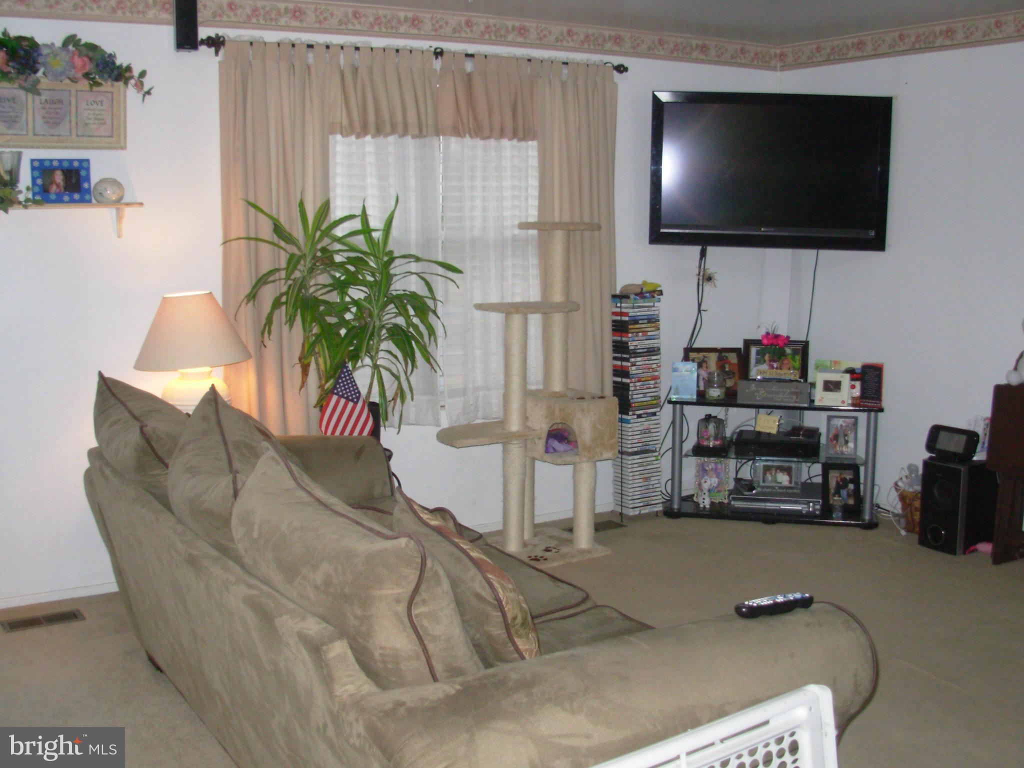 7824 Tick Neck Road Pasadena, MD 21122 - Photo 3 of 30 Living Room