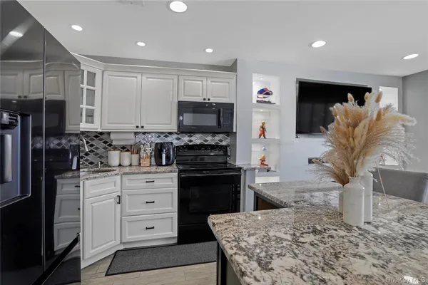 $318,000 | 825 South Ocean Avenue, Unit 2, Freeport, NY 11520