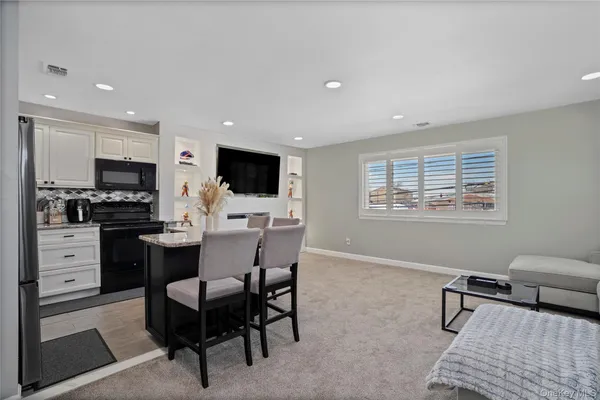 $318,000 | 825 South Ocean Avenue, Unit 2, Freeport, NY 11520