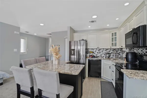 $318,000 | 825 South Ocean Avenue, Unit 2, Freeport, NY 11520