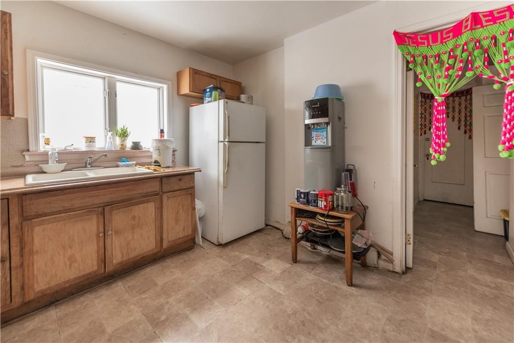 911 Lake Avenue Rochester, NY 14613 - Photo 5 of 18