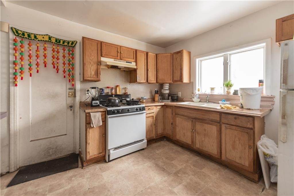 911 Lake Avenue Rochester, NY 14613 - Photo 6 of 18