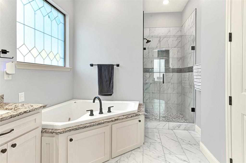 675 Wayne Street Van Alstyne, TX 75495 - Photo 11 of 23 Primary Ensuite Bath