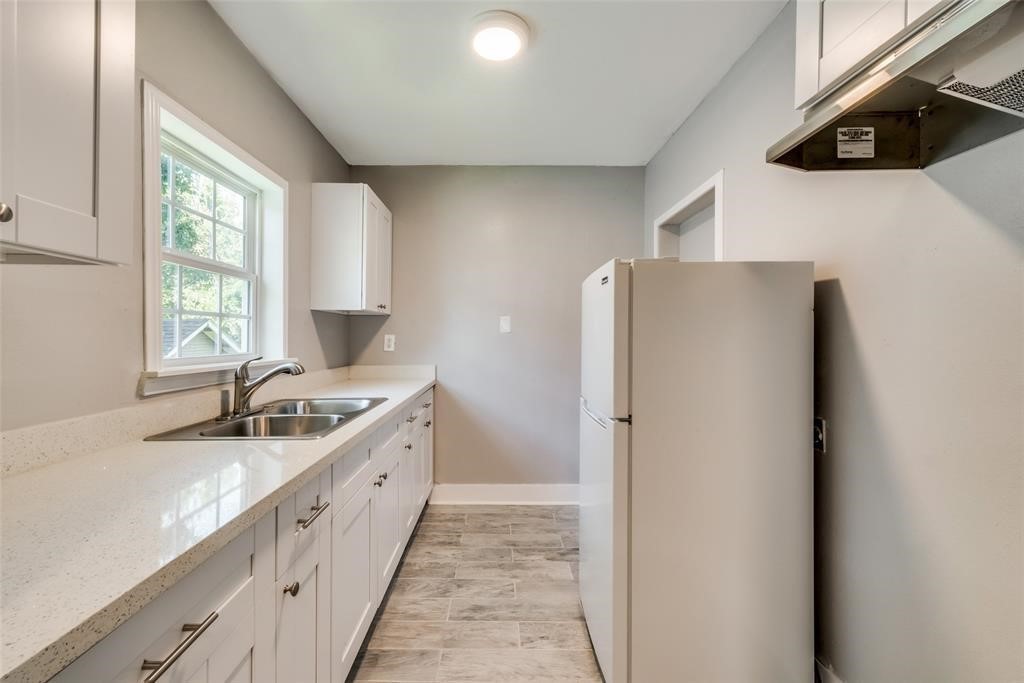 507 Enid Street, Unit B Houston, TX 77009 - Photo 4 of 8 Crisp and clean with fresh paint and bright lighting.