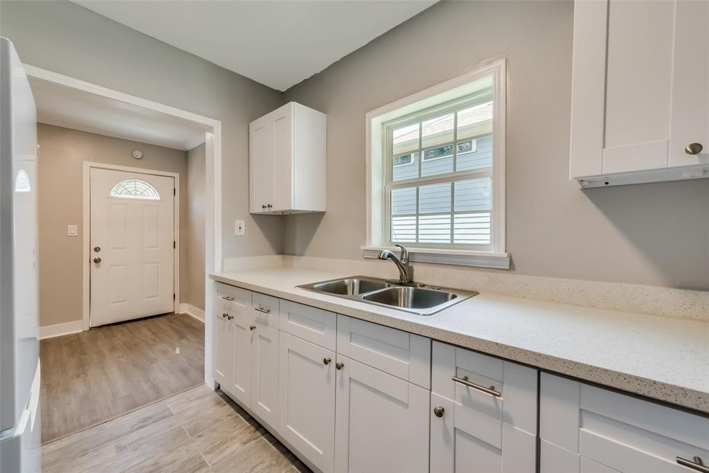 507 Enid Street, Unit B Houston, TX 77009 - Photo 5 of 8 Granite countertops and shaker style cabinetry.