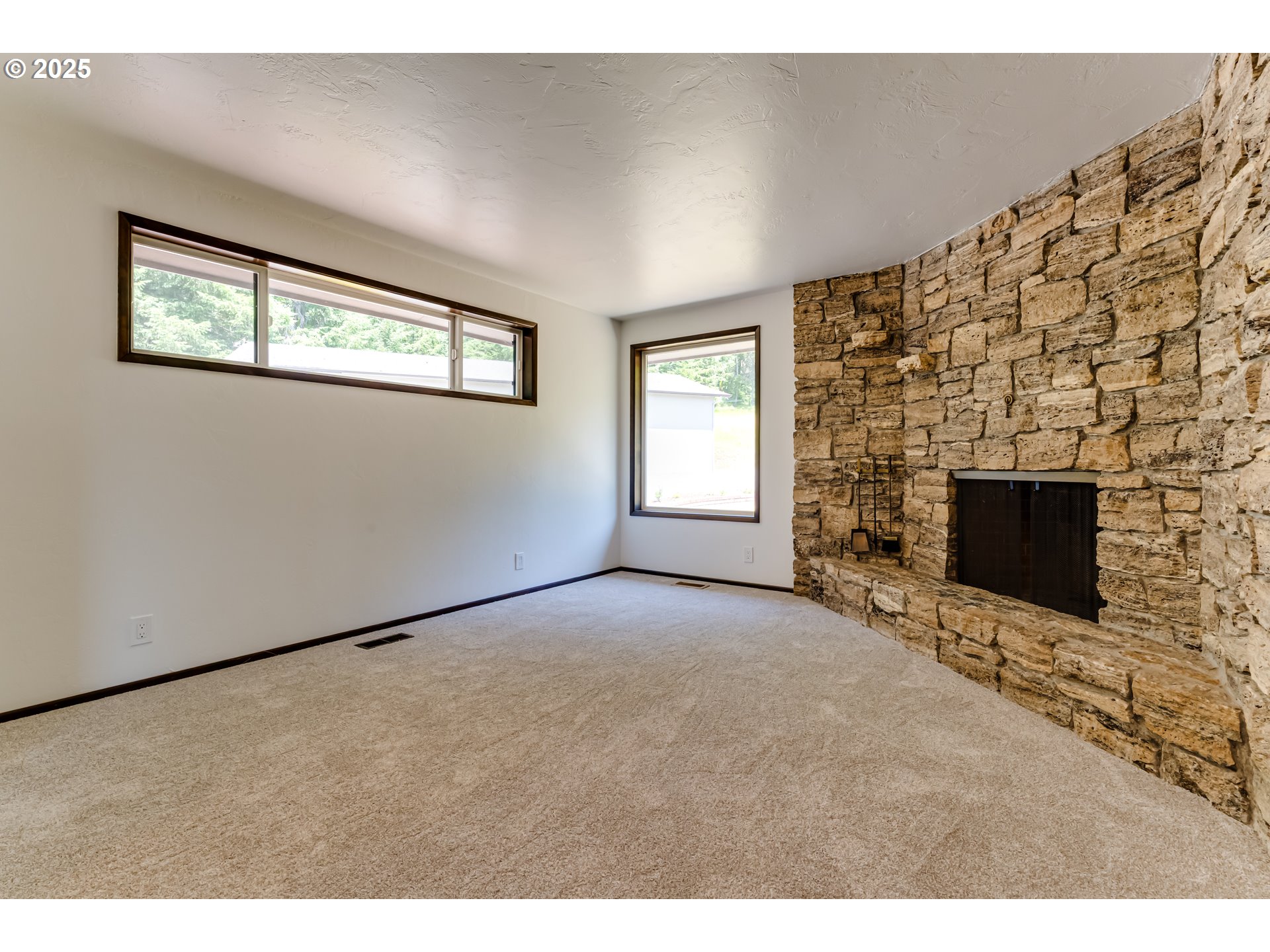 36555 McGowan Creek Road Springfield, OR 97478 - Photo 19 of 41 Living Room