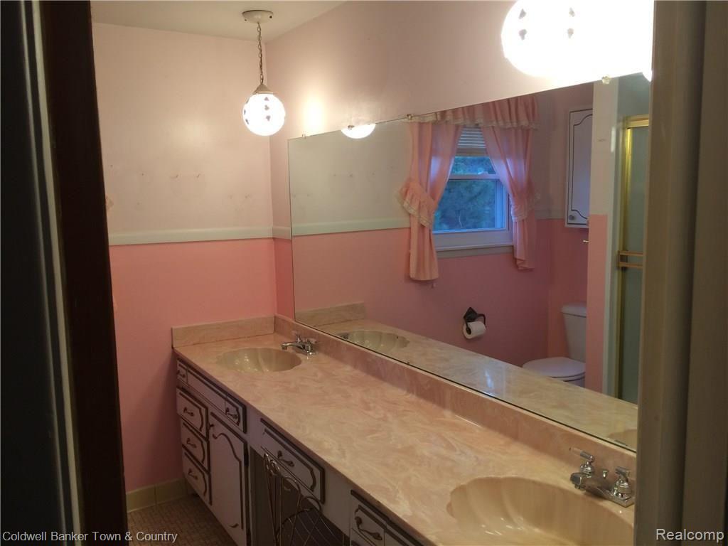 19461 Wedgewood Road Riverview, MI 48193 - Photo 19 of 22 Upstairs full bath with double sinks and tub and shower