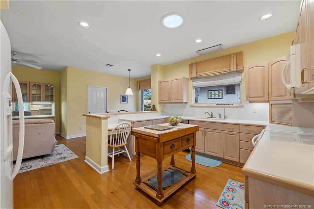 3510 Southeast Cambridge Drive Stuart, FL 34997 - Photo 7 of 38 Kitchen with moveable island