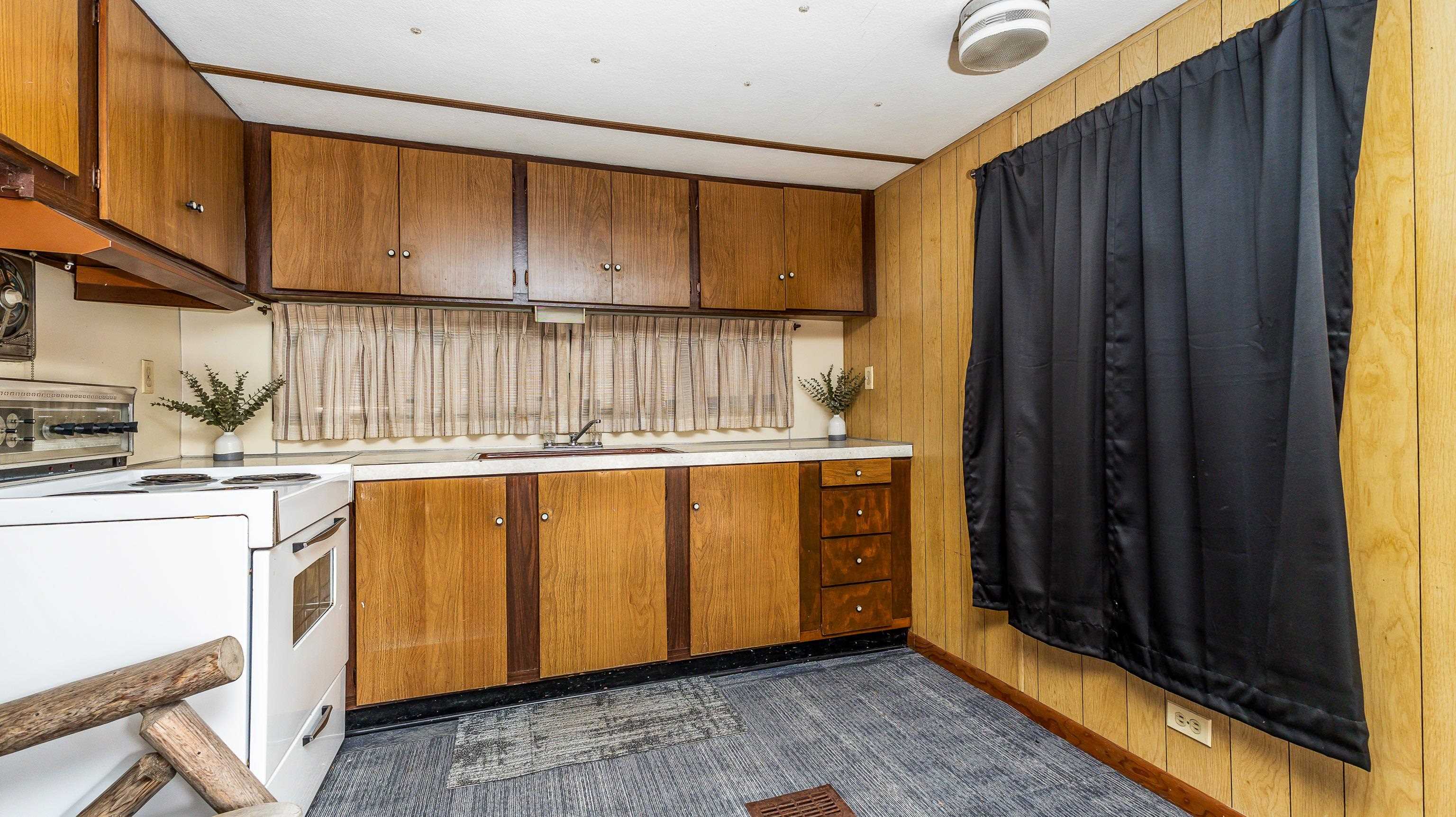 807 West Washington Street Warren, IL 61087 - Photo 18 of 24 a view of a kitchen with electric appliances