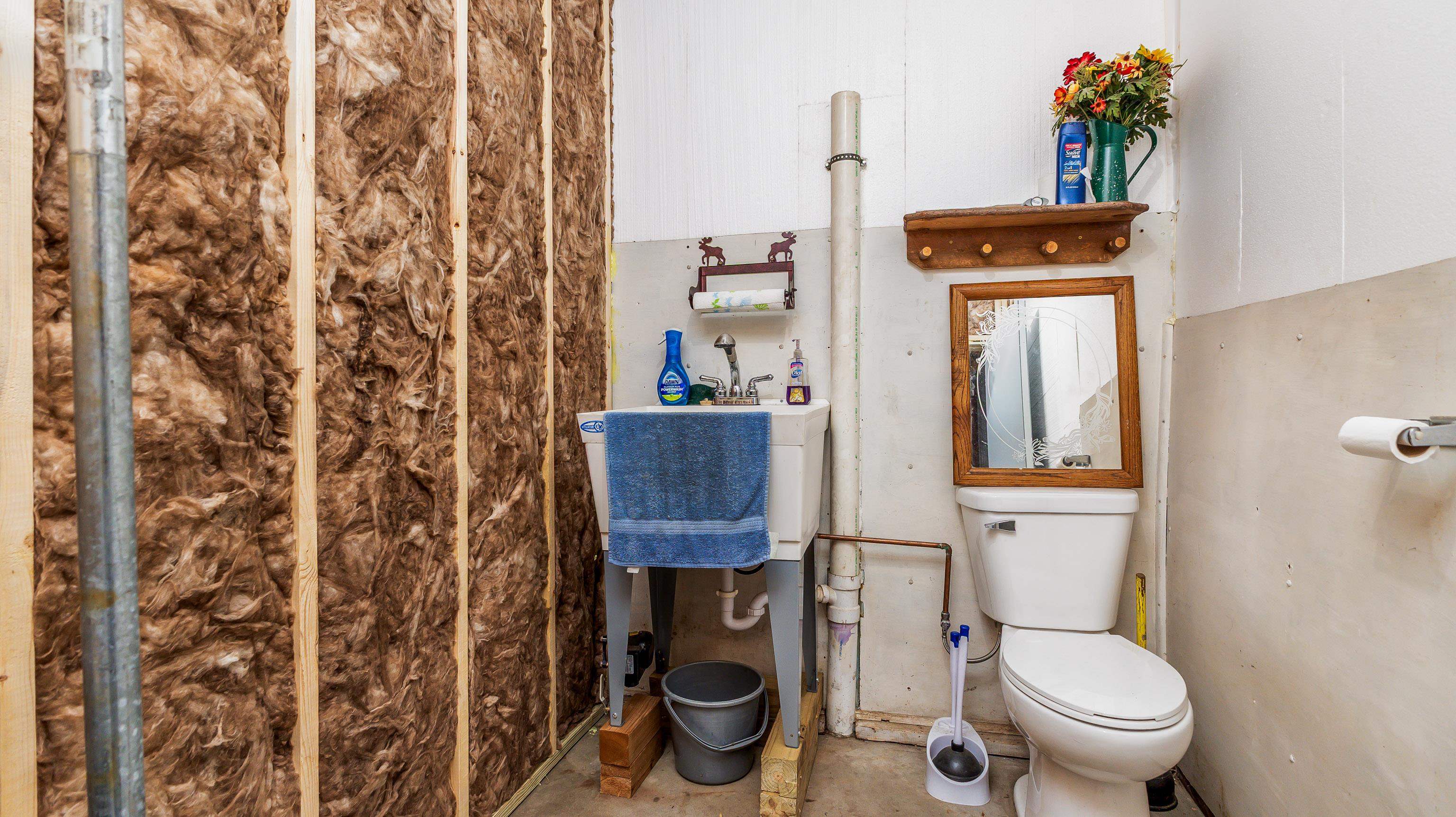 807 West Washington Street Warren, IL 61087 - Photo 7 of 24 a bathroom with a toilet and a shower curtain