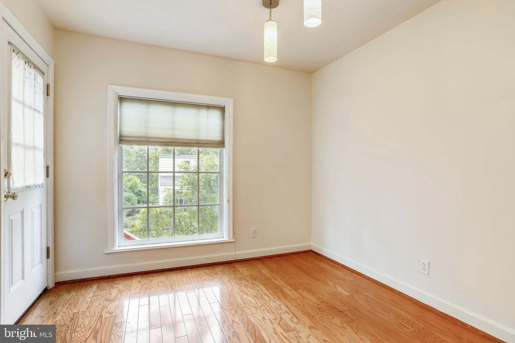 11706 Goodloe Road Silver Spring, MD 20906 - Photo 10 of 29 Table Space