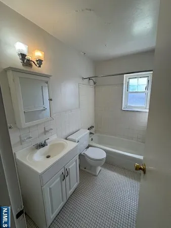 $1,800 | 79 Washington Avenue, Unit 5, Dumont, NJ 07628