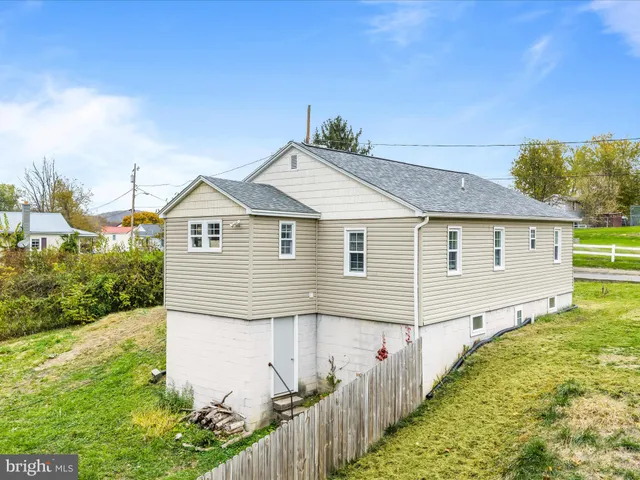 $200,000 | 273 Potomac Street, Paw Paw, WV 25434