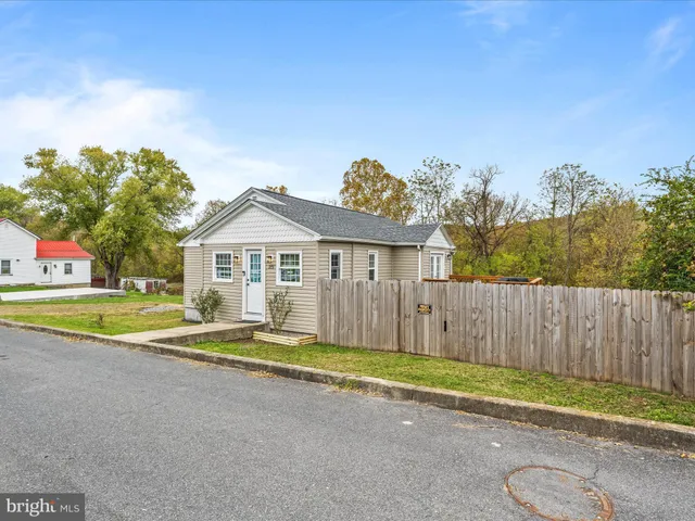 $200,000 | 273 Potomac Street, Paw Paw, WV 25434