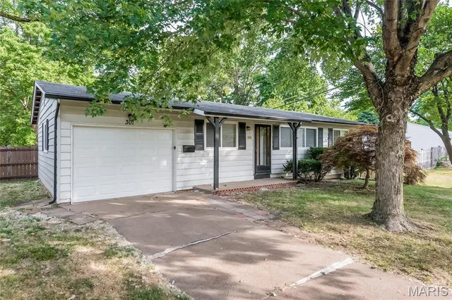 $1,480 | 301 Imperial Drive, Hazelwood, MO 63042