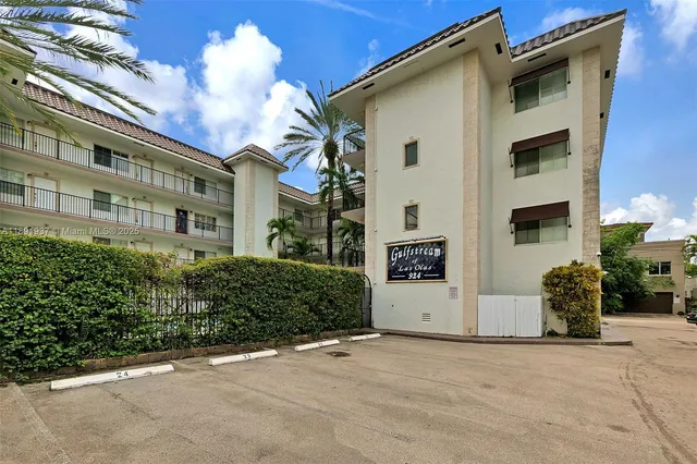 $330,000 | 924 Southeast 2nd Street, Unit 27, Fort Lauderdale, FL 33301