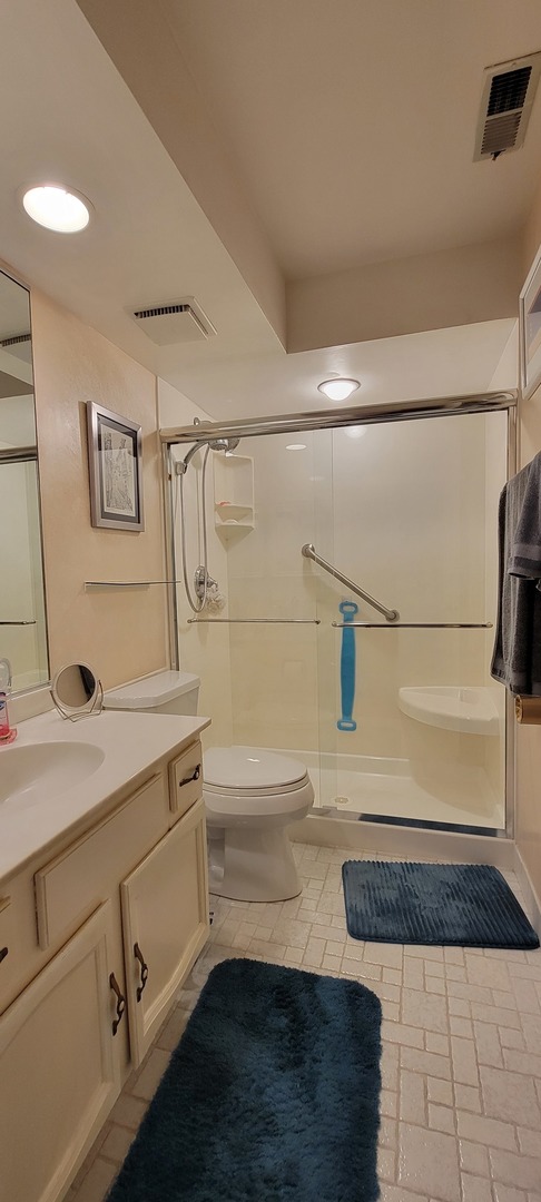 1-s150 Spring Road, Unit 5C Oak Brook, IL 60181 - Photo 9 of 12 a bathroom with a bathtub and a shower