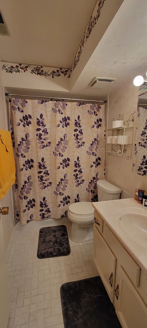 1-s150 Spring Road, Unit 5C Oak Brook, IL 60181 - Photo 10 of 12 a bathroom with a bathtub and shower