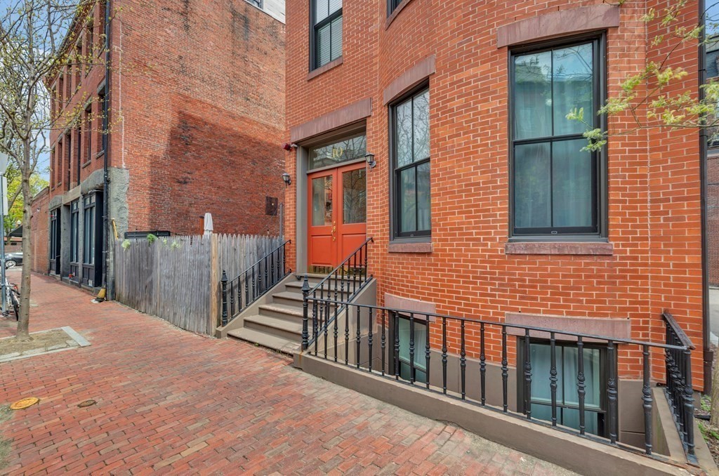 10 East Springfield Street, Unit 3 Boston, MA 02118 - Photo 2 of 26 a view of a brick building with many windows