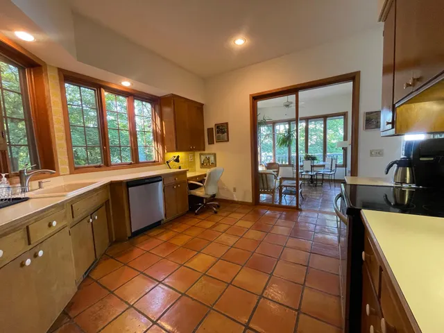 $3,500 | 44 Peninsula Road, Dellwood, MN 55110