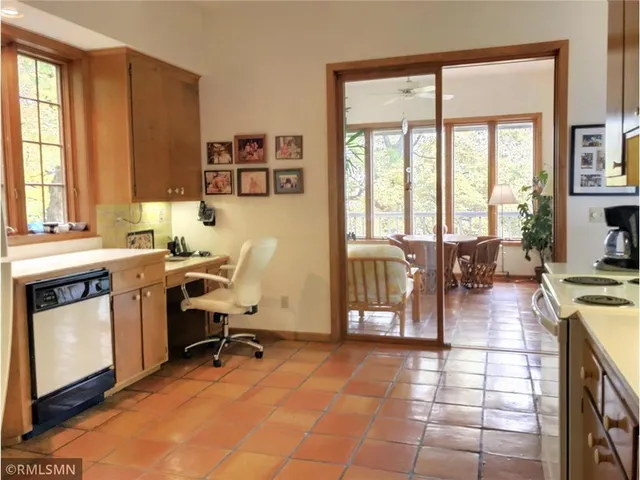 $3,500 | 44 Peninsula Road, Dellwood, MN 55110