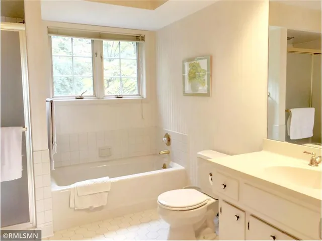 $3,500 | 44 Peninsula Road, Dellwood, MN 55110