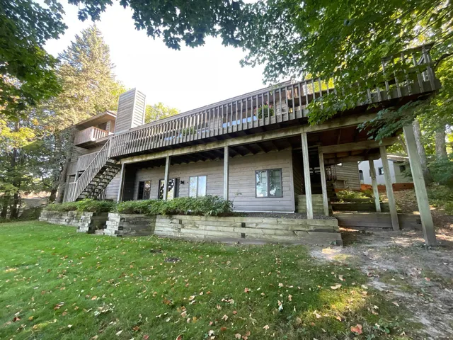 $3,500 | 44 Peninsula Road, Dellwood, MN 55110