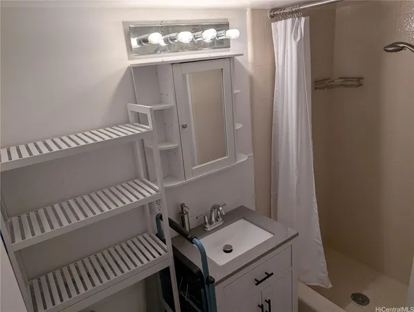$2,400 | 2442 Tusitala Street, Unit 103, Honolulu, HI 96815