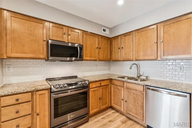 $159,900 | 16518 Victoria Crossing Drive, Unit B, Wildwood, MO 63040