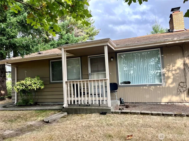 a view of a house with a yard