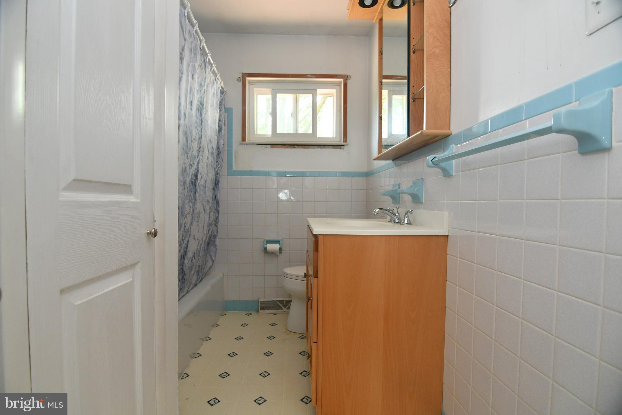 942 Mearns Road Warminster, PA 18974 - Photo 10 of 18 Hall Bath!