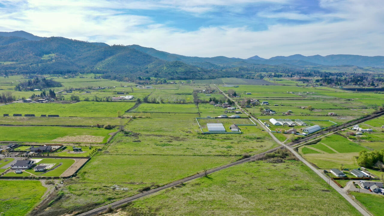 411 Hartley Road Talent, OR 97540 - Photo 12 of 17 E165405702E78B231D25600C41511B55