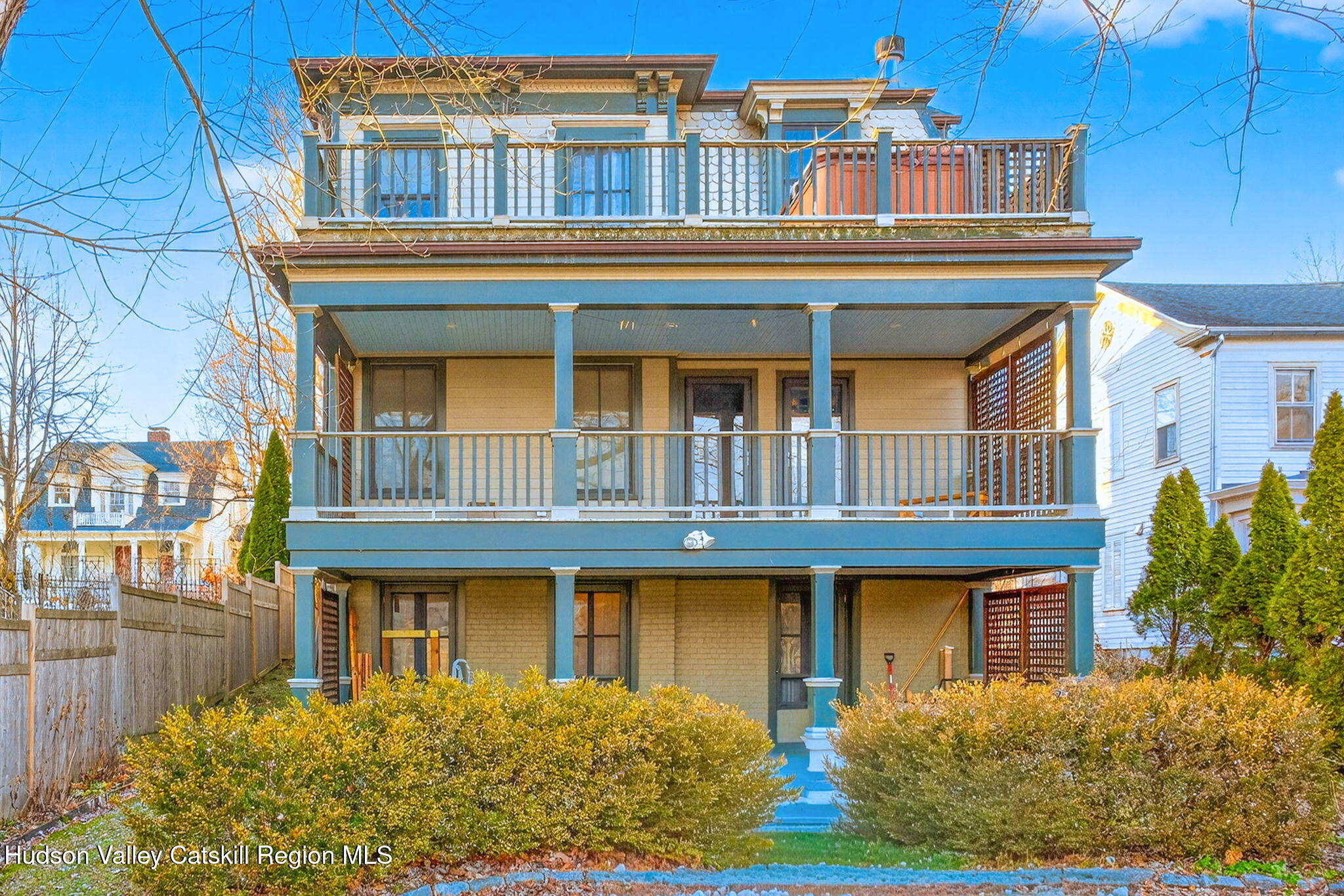 13 South Franklin Street, Unit 3 Athens, NY 12015 - Photo 46 of 55 a front view of a house with garden