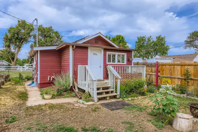 a view of a house with a small yard and plants