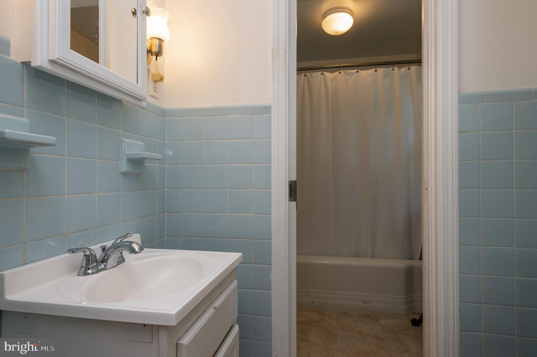 29 Wilson Road Princeton, NJ 08540 - Photo 18 of 25 Half Bath with Sliders to Tub/Shower Area