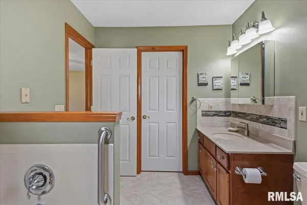 $400,000 | 2705 Hastings Road, Chatham, IL 62629